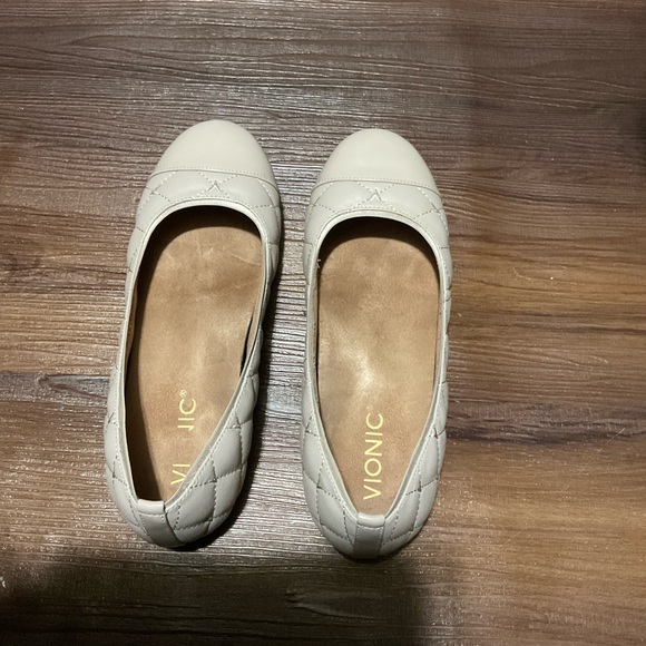 Vionic flat shoes - Picture 2 of 2